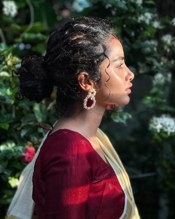 South Indian Stars Shine in White Sarees with Contrast Blouses for Onam 2025 965865