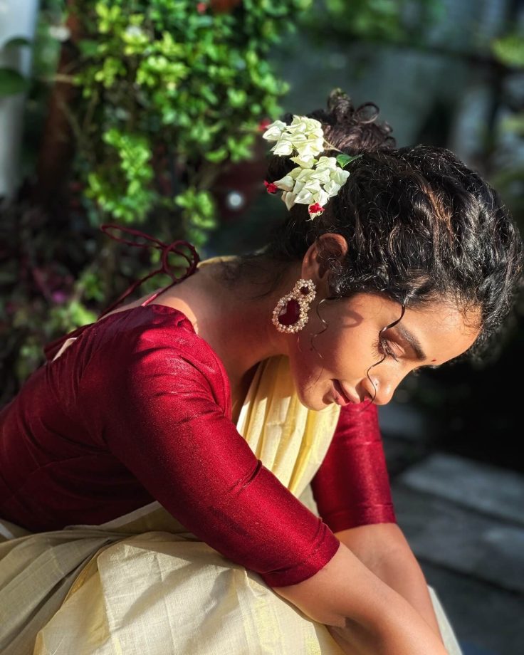 South Indian Stars Shine in White Sarees with Contrast Blouses for Onam 2025 965866