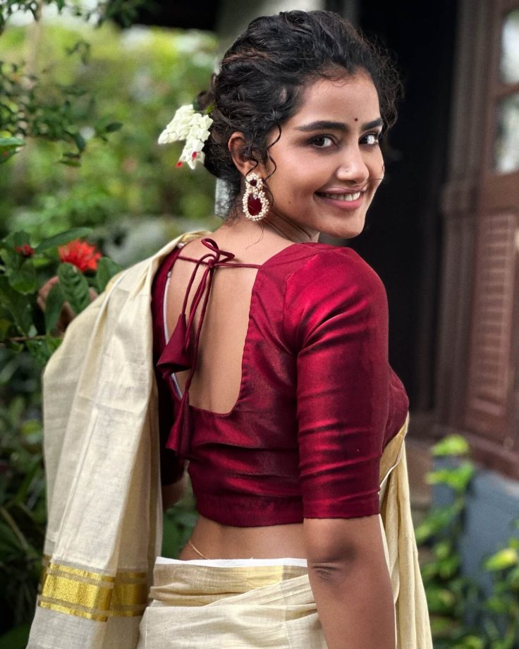 South Indian Stars Shine in White Sarees with Contrast Blouses for Onam 2025 965868