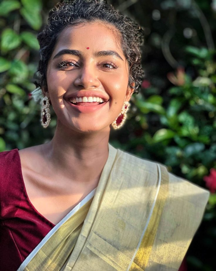 South Indian Stars Shine in White Sarees with Contrast Blouses for Onam 2025 965869