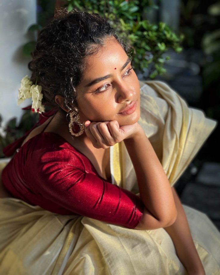 South Indian Stars Shine in White Sarees with Contrast Blouses for Onam 2025 965870