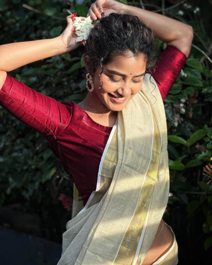 South Indian Stars Shine in White Sarees with Contrast Blouses for Onam 2025 965871