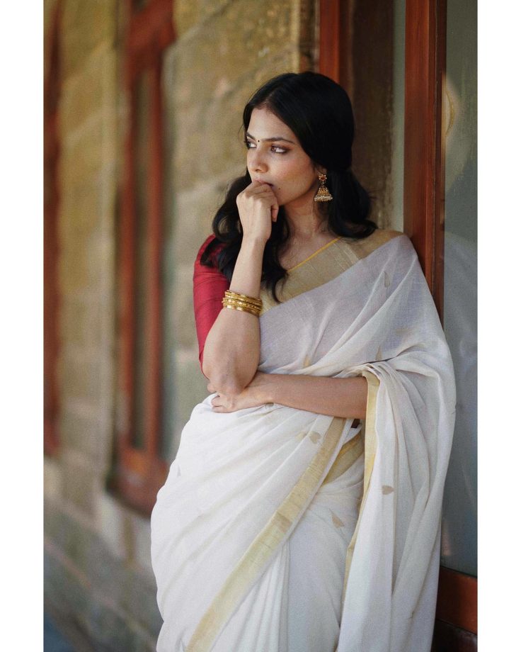 South Indian Stars Shine in White Sarees with Contrast Blouses for Onam 2025 965858
