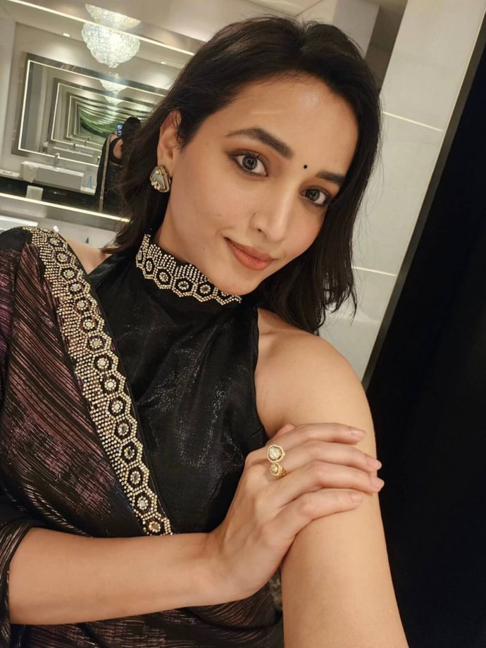 Srinidhi Shetty’s Simple Saree, Bold Blouse Combo Steals the Spotlight 970310