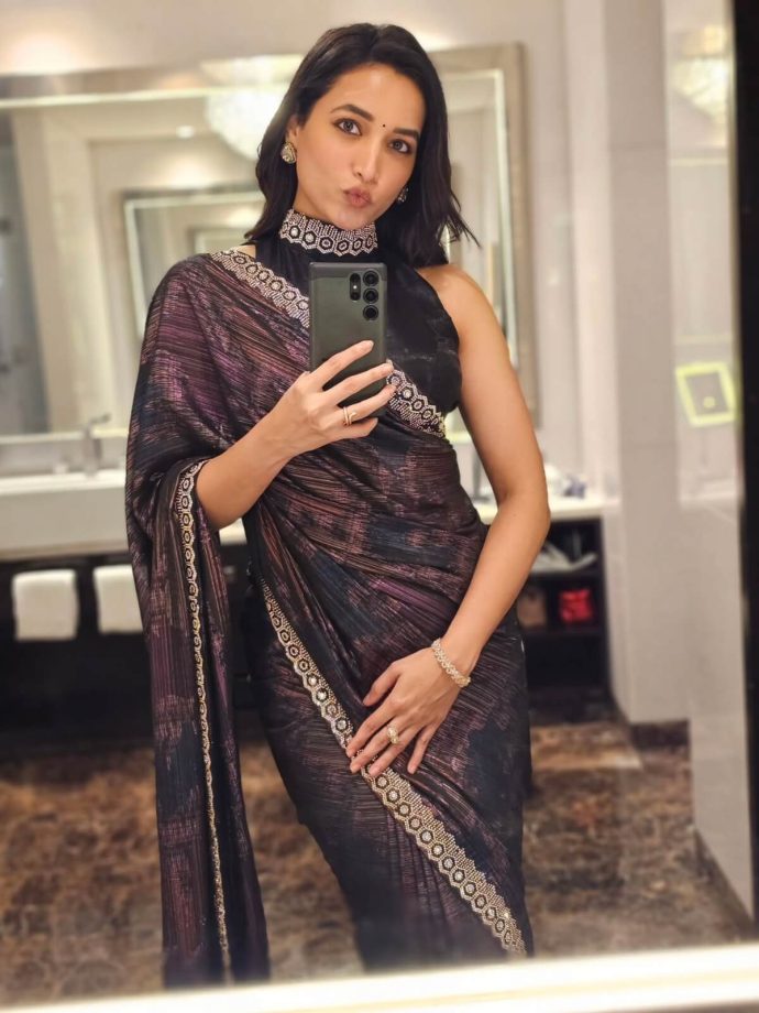 Srinidhi Shetty’s Simple Saree, Bold Blouse Combo Steals the Spotlight 970309