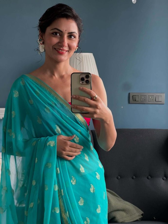 Sriti Jha's Vision of Grace in a Traditional Saree 968019