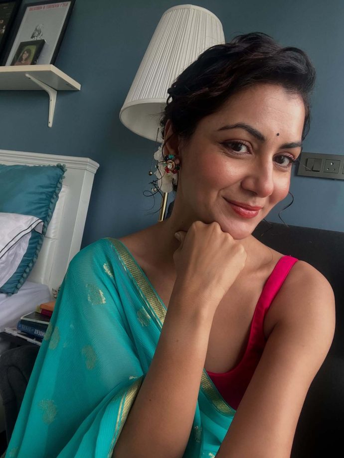 Sriti Jha's Vision of Grace in a Traditional Saree 968021