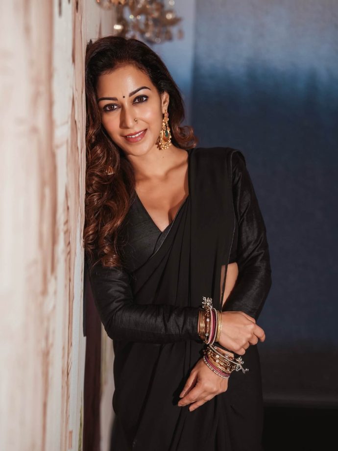 Sunayana Fozdar Radiates Timeless Charm in Black Sheer Saree 970045