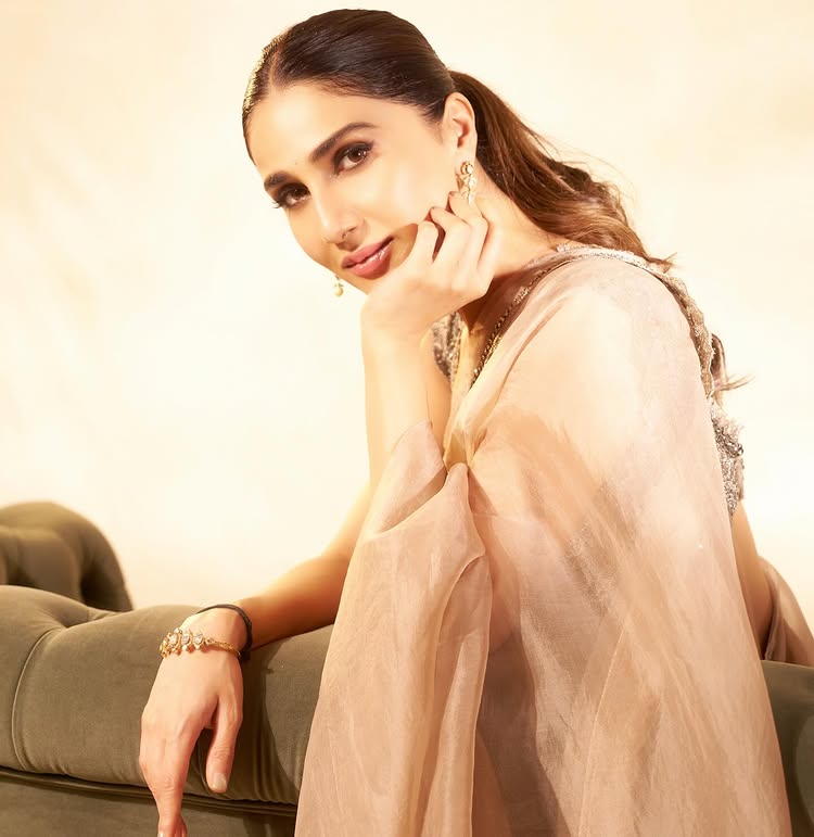 Vaani Kapoor Style Statement in Designer Shimmery Saree 969744