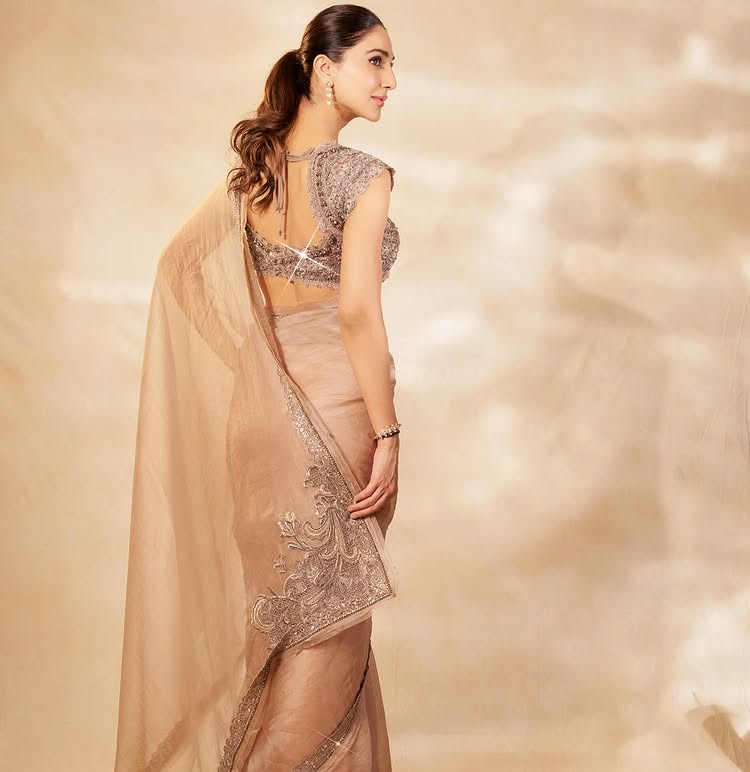 Vaani Kapoor Style Statement in Designer Shimmery Saree 969745