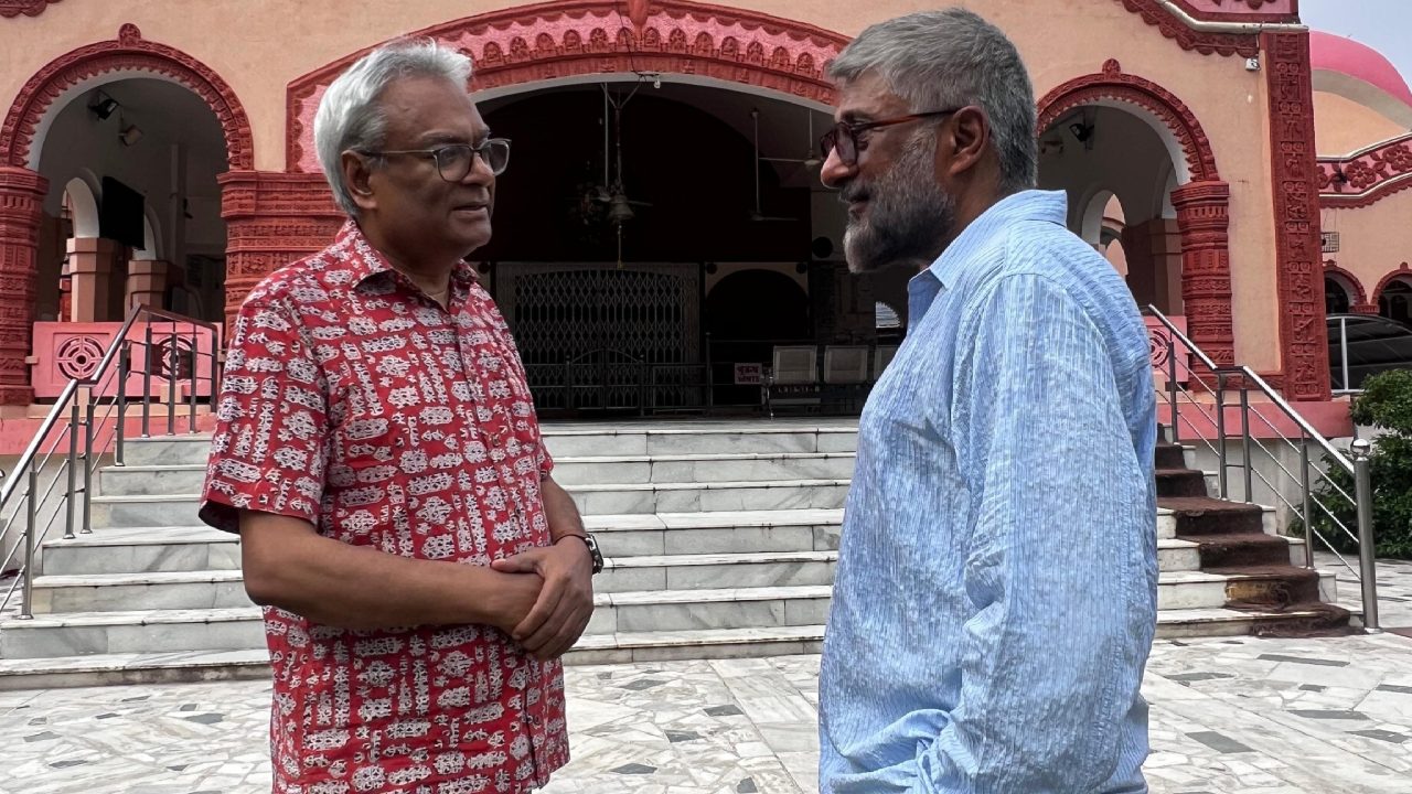 Vivek Ranjan Agnihotri Seeks Blessings at Kali Mata Temple, Visits Chittaranjan Park Ahead of The Bengal Files Release! 965765
