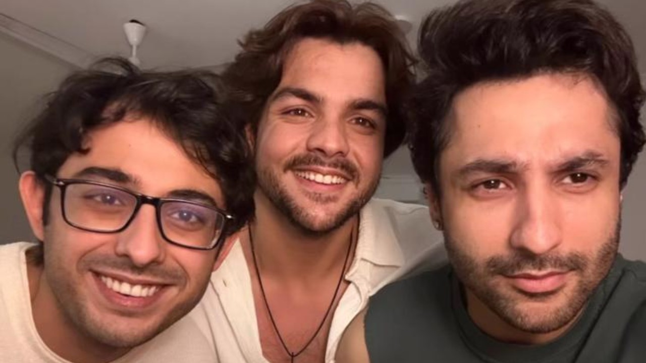 YouTube Legends Reunite: Harsh Beniwal, Ashish Chanchlani, and CarryMinati Share a Nostalgic Moment 969375