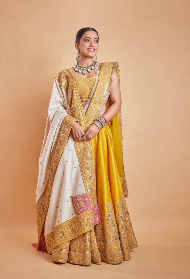5 Stunning Looks of Asharfi girl Rashmika Mandanna, this Dhanteras 973099