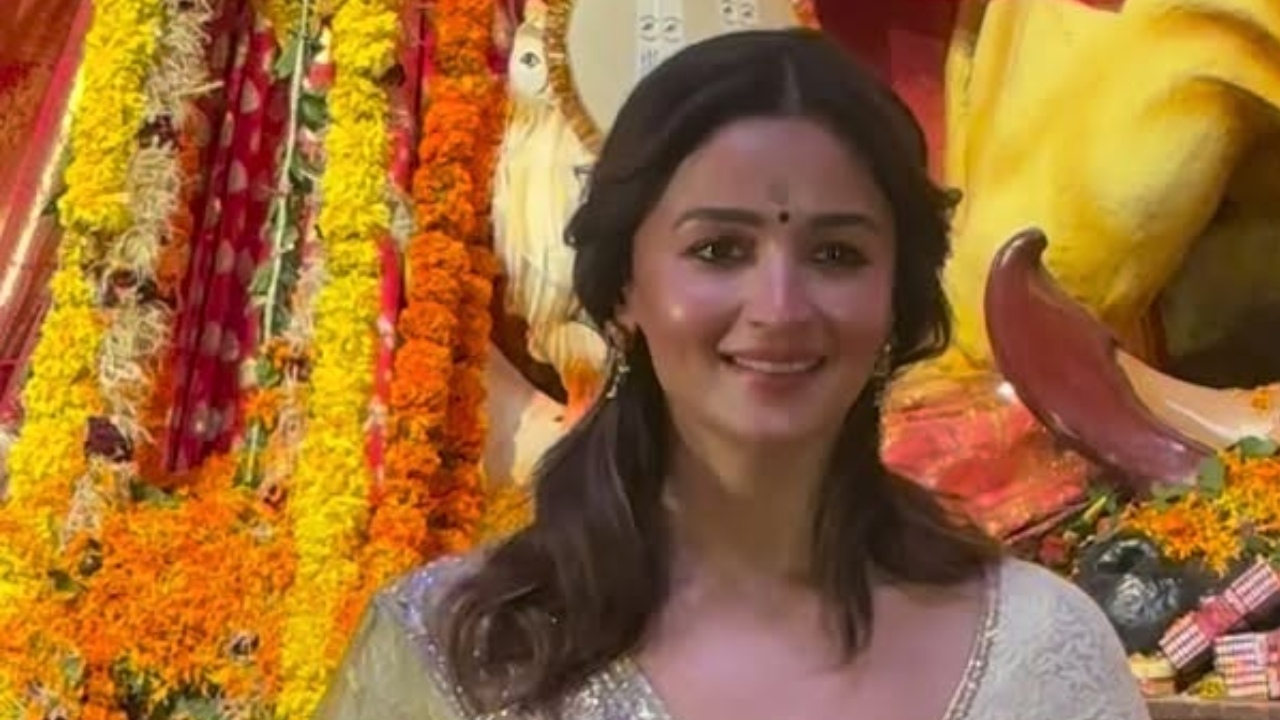 Alia Bhatt’s Radiant Durga Puja Look Steals the Show 970863