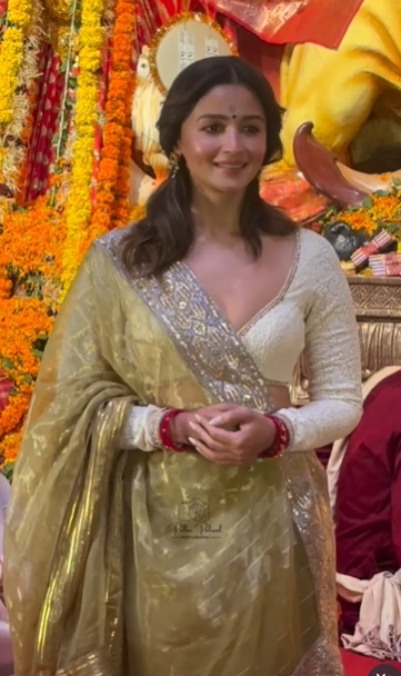 Alia Bhatt’s Radiant Durga Puja Look Steals the Show 970860