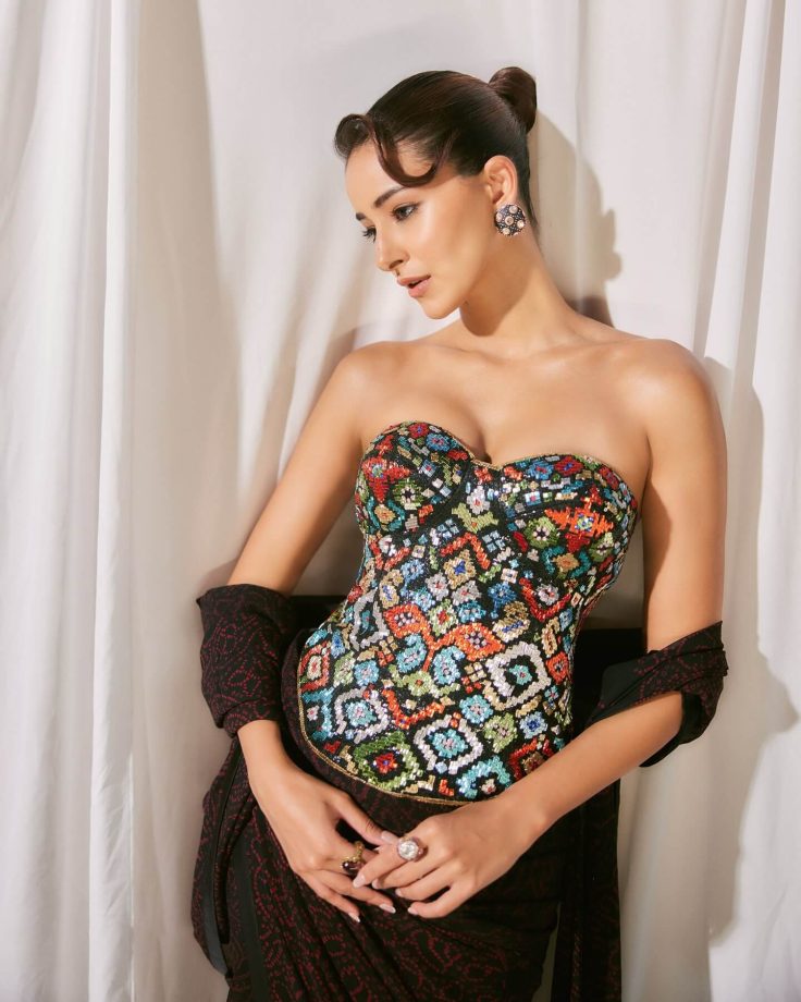 Ananya Panday Blends Tradition and Modernity in an Off-Shoulder Ensemble 973746