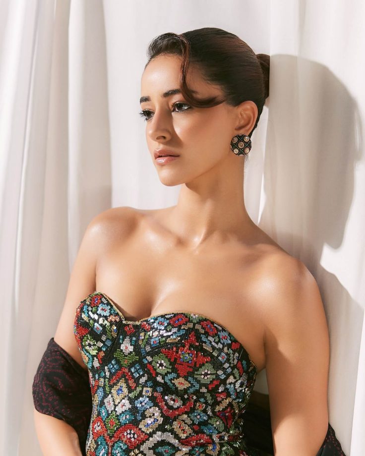Ananya Panday Blends Tradition and Modernity in an Off-Shoulder Ensemble 973738