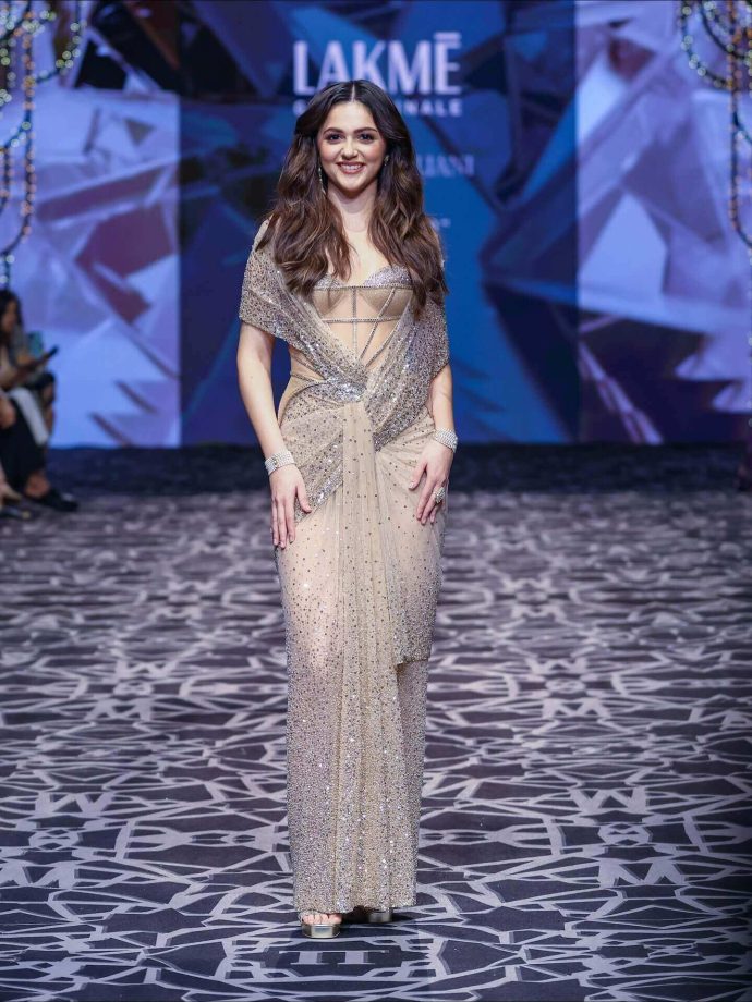 Aneet Padda Shines in Golden Elegance at LFW Grand Finale 973734