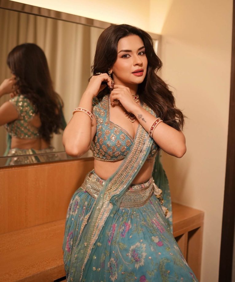 Avneet Kaur’s Enchanting Ethnic Elegance 973695