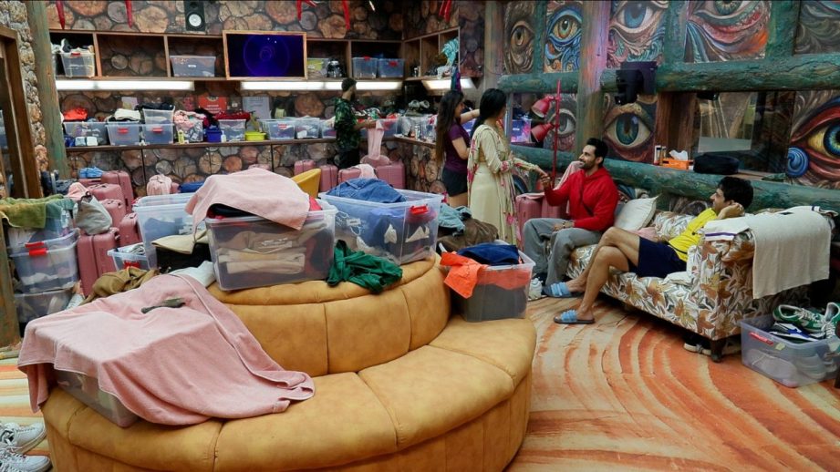 Bigg Boss 19: Abhishek Turns Astrologer, Creates Fun Moment Reading Tanya's Hand 971024
