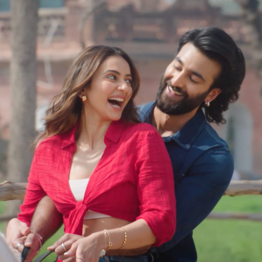 Fans Go Gaga Over Rakul Preet Singh’s Ayesha and Her Crackling Chemistry with Ajay Devgn in De De Pyaar De 2 Trailer 972526