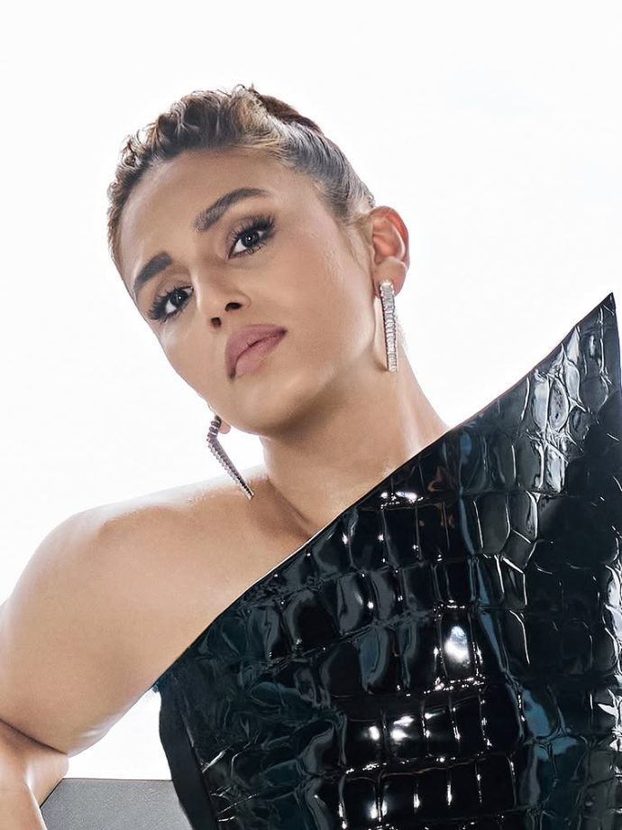 Huma Qureshi Stuns in Avant-Garde Elegance at Busan Film Festival 971118