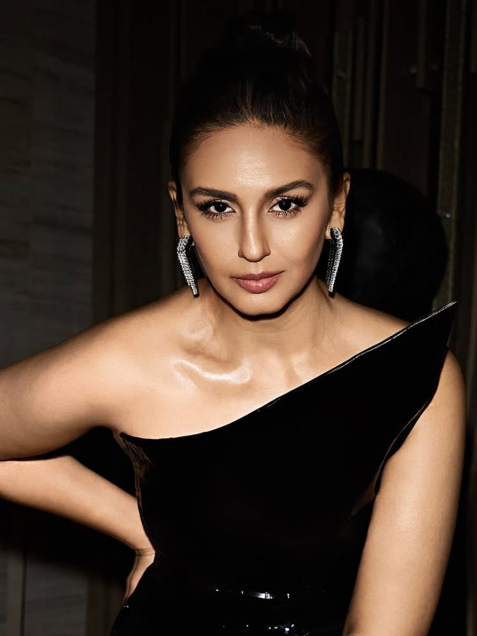 Huma Qureshi Stuns in Avant-Garde Elegance at Busan Film Festival 971120