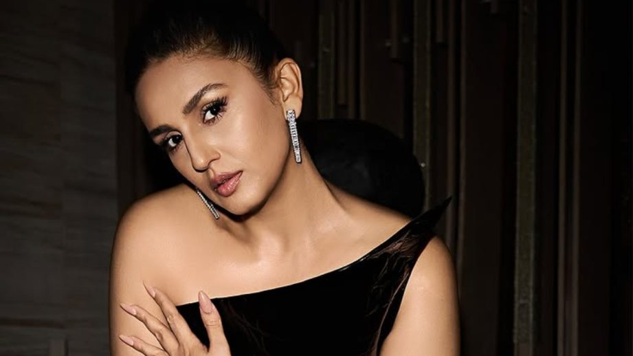 Huma Qureshi Stuns in Avant-Garde Elegance at Busan Film Festival 971117