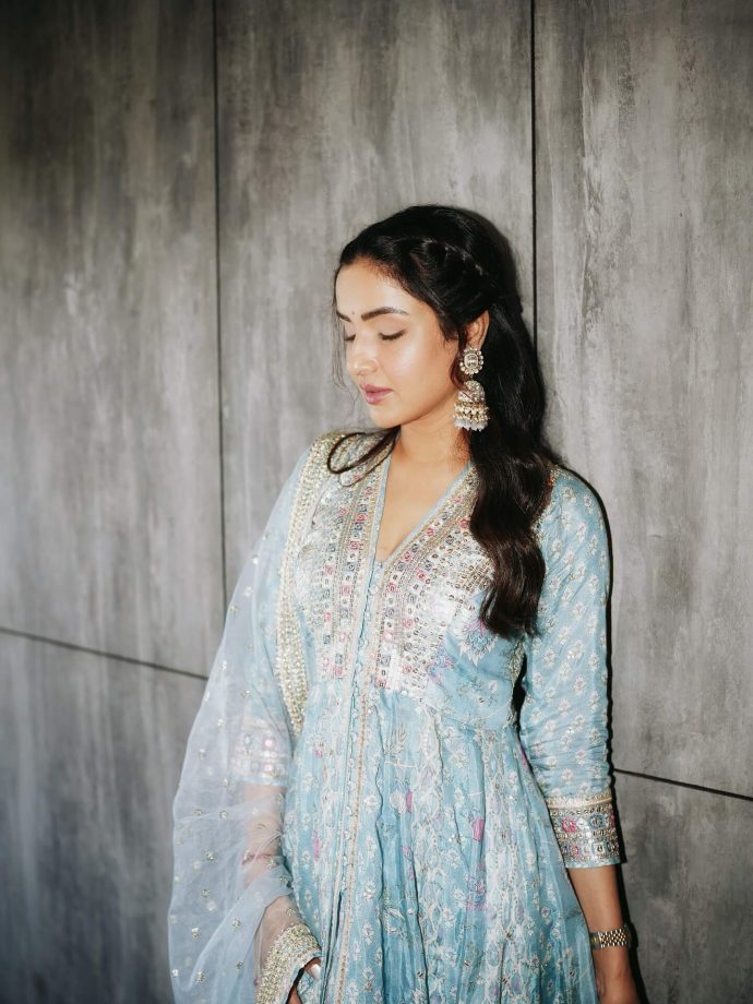 Jasmin Bhasin’s Ethereal Traditional Look Sets a New Benchmark 972185
