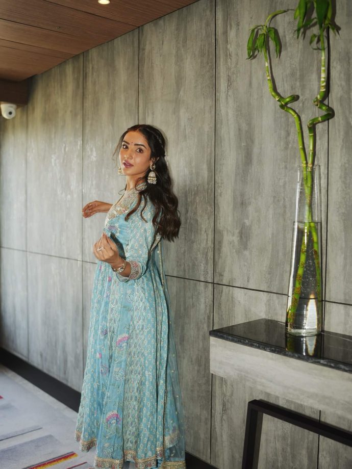 Jasmin Bhasin’s Ethereal Traditional Look Sets a New Benchmark 972186