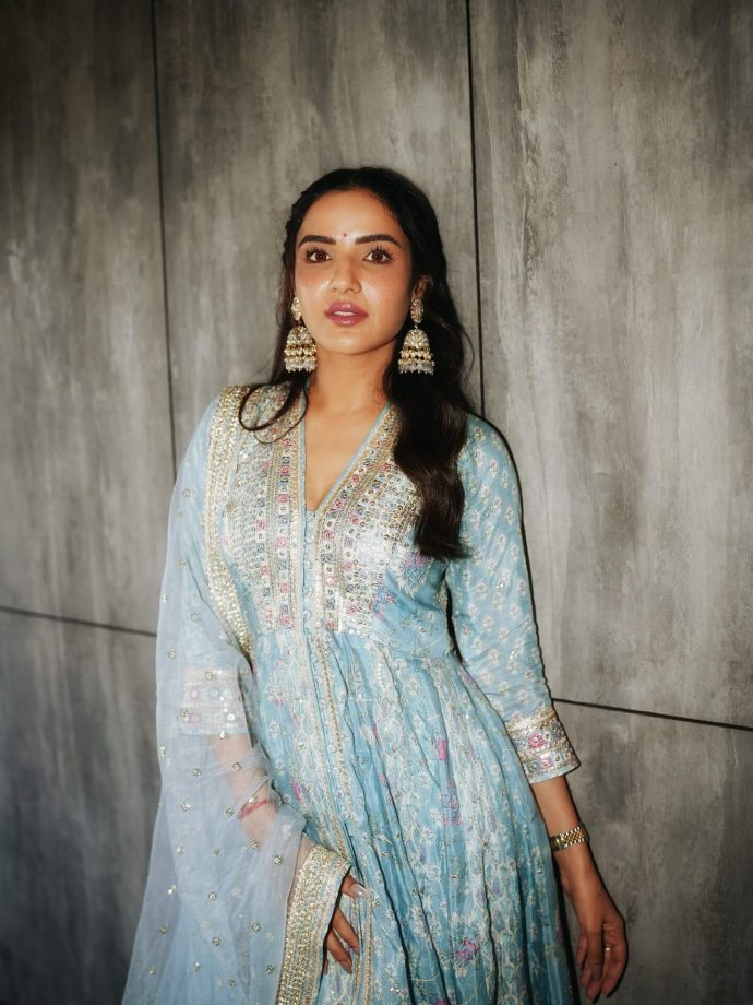 Jasmin Bhasin’s Ethereal Traditional Look Sets a New Benchmark 972187