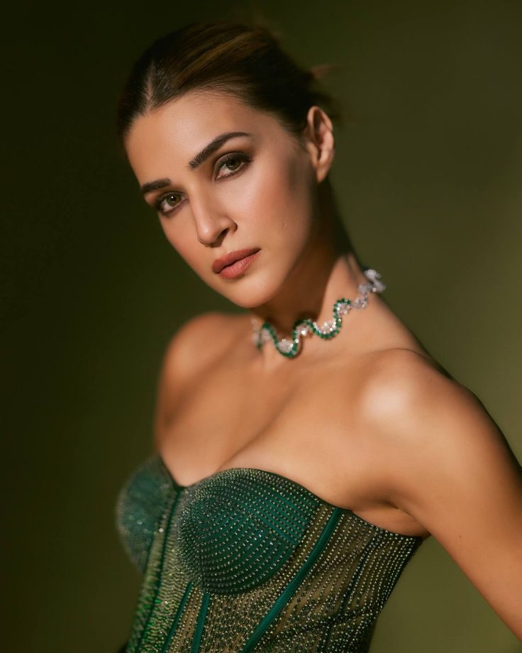 Kriti Sanon's Dazzling Filmfare Look 973678