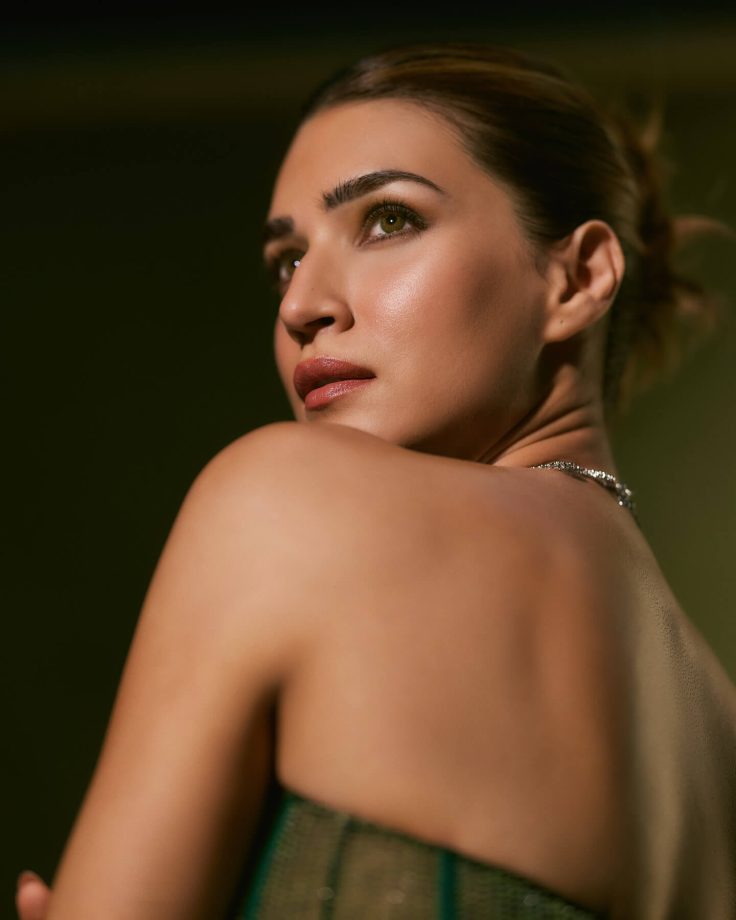 Kriti Sanon's Dazzling Filmfare Look 973669