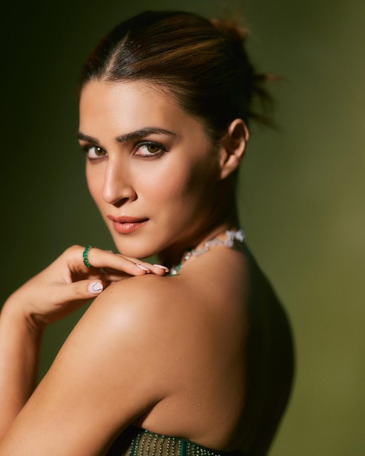 Kriti Sanon's Dazzling Filmfare Look 973673