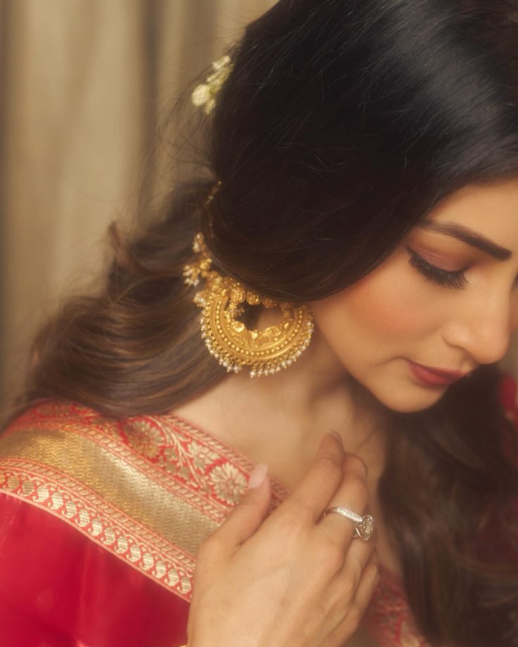Mouni Roy’s Goddess Look from Durga Puja 970827
