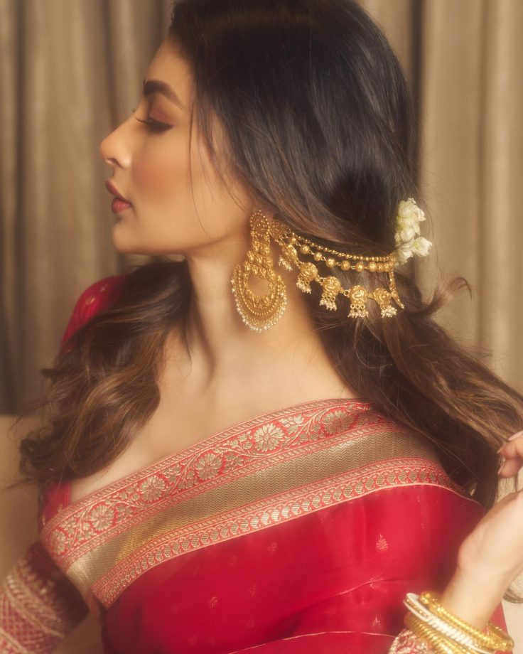 Mouni Roy’s Goddess Look from Durga Puja 970830