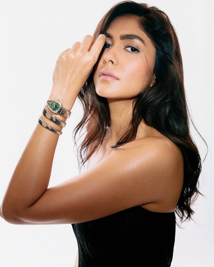 Mrunal Thakur Exudes Elegance in Black Off-Shoulder Dress 972389