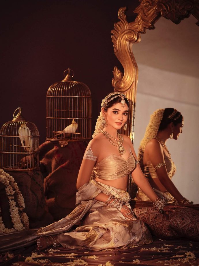 Pranali Rathod Shows off Her Figure in Strapless Blouse Paired with Silk Saree 970784