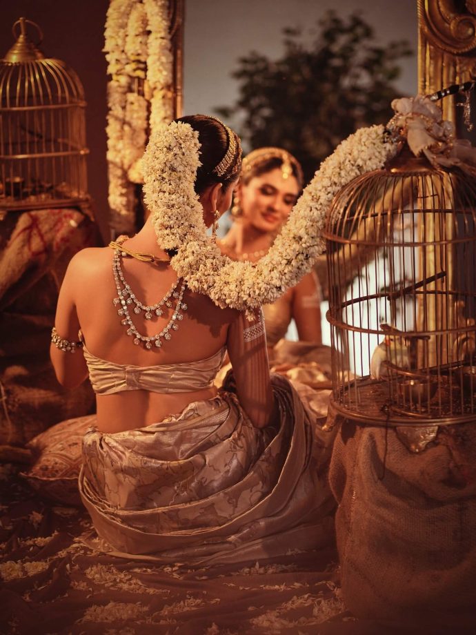 Pranali Rathod Shows off Her Figure in Strapless Blouse Paired with Silk Saree 970785