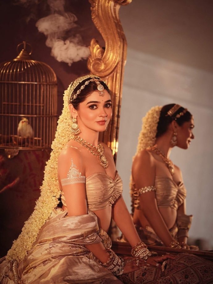 Pranali Rathod Shows off Her Figure in Strapless Blouse Paired with Silk Saree 970786