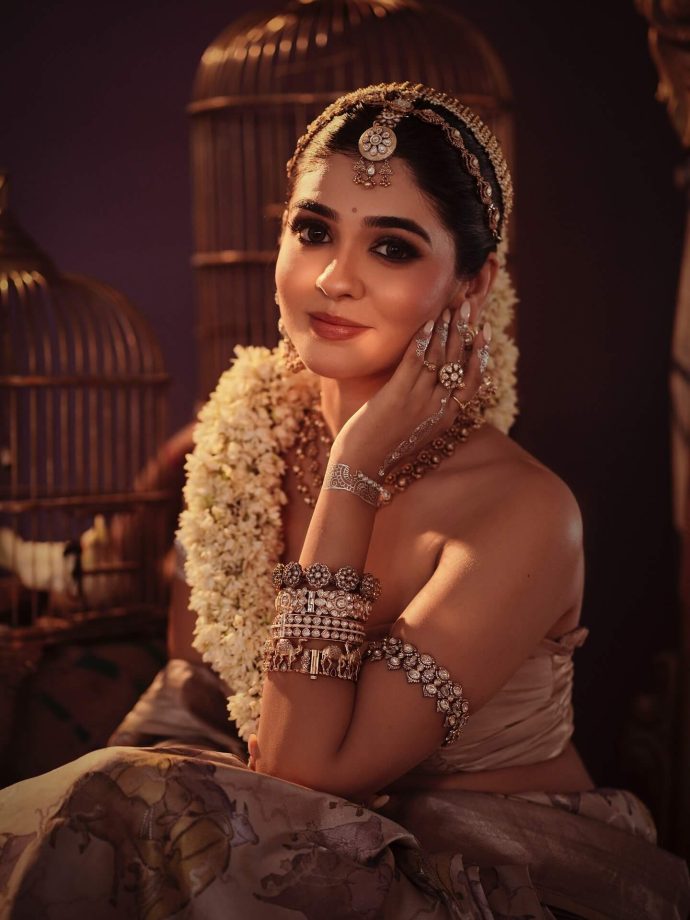 Pranali Rathod Shows off Her Figure in Strapless Blouse Paired with Silk Saree 970787
