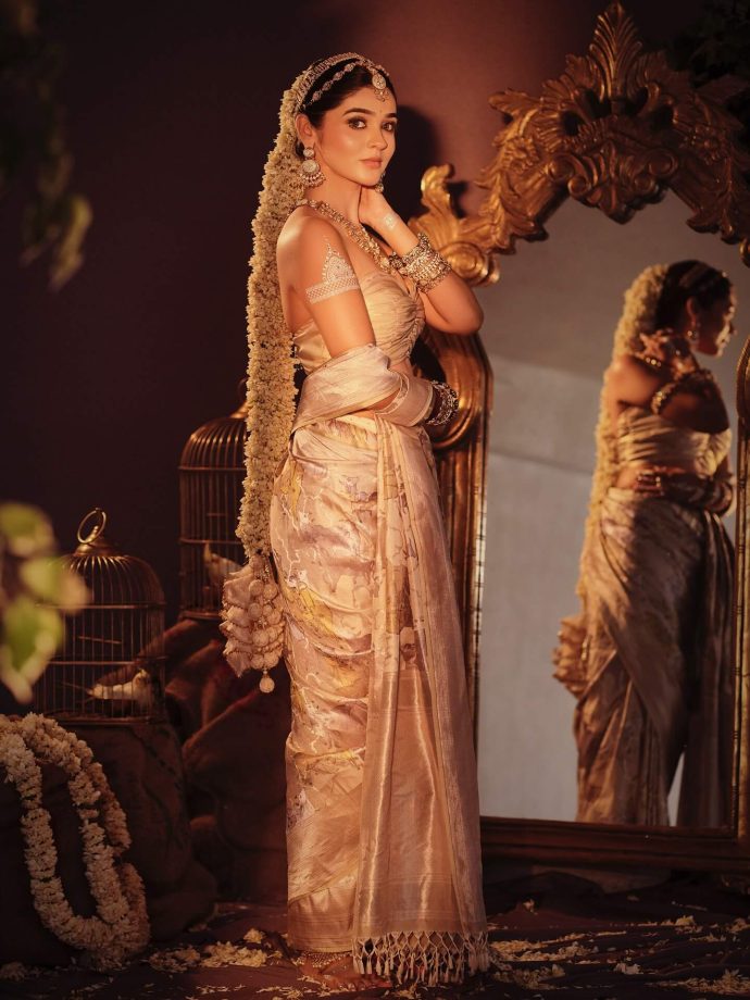 Pranali Rathod Shows off Her Figure in Strapless Blouse Paired with Silk Saree 970788