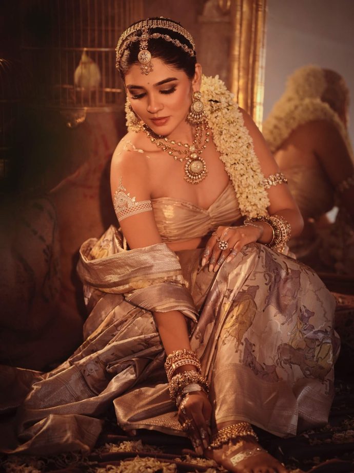 Pranali Rathod Shows off Her Figure in Strapless Blouse Paired with Silk Saree 970783