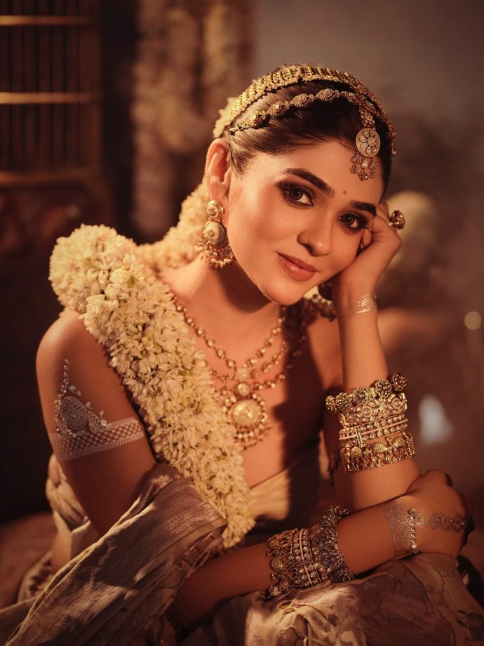 Pranali Rathod Shows off Her Figure in Strapless Blouse Paired with Silk Saree 970789