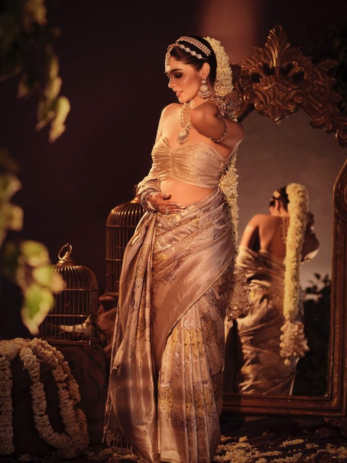 Pranali Rathod Shows off Her Figure in Strapless Blouse Paired with Silk Saree 970790