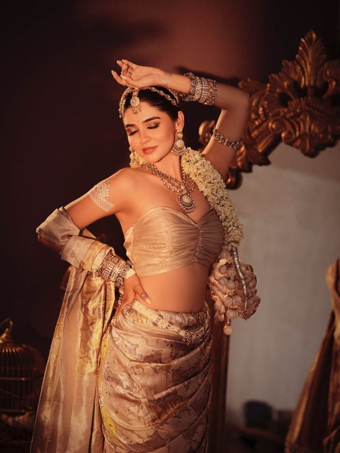 Pranali Rathod Shows off Her Figure in Strapless Blouse Paired with Silk Saree 970791