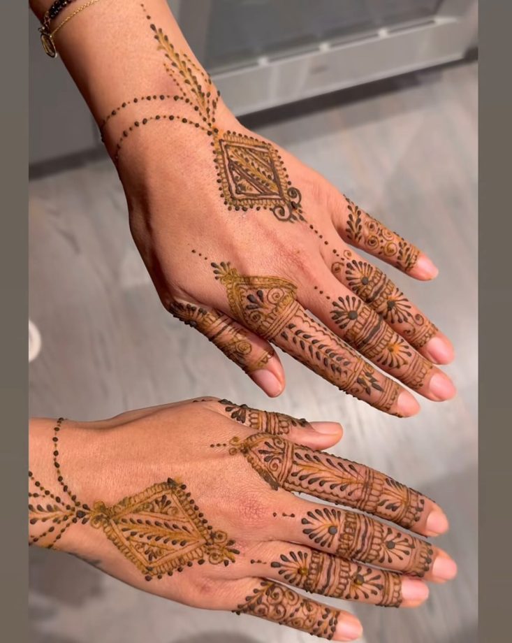 Priyanka Chopra, Shriya Saran & Maheep Kapoor Bring Glamour and Love to Karwa Chauth 2025 Celebrations 971856
