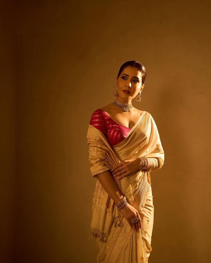 Raashi Khanna Channels Regal Grace in Silk and Tradition 972072