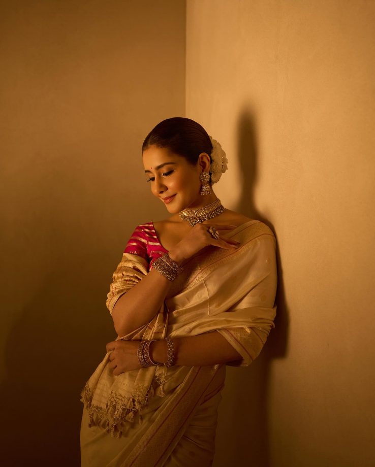 Raashi Khanna Channels Regal Grace in Silk and Tradition 972074