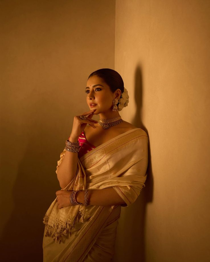 Raashi Khanna Channels Regal Grace in Silk and Tradition 972076